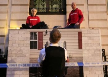 Greenpeace blocks BP