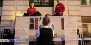 Greenpeace blocks BP